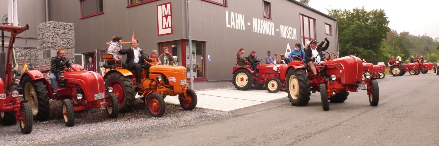 Porsche-Traktoren machten halt am Lahn-Marmor Museum